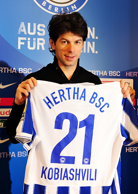 Леван Кобиашвили с футболкой берлинской "Герты"